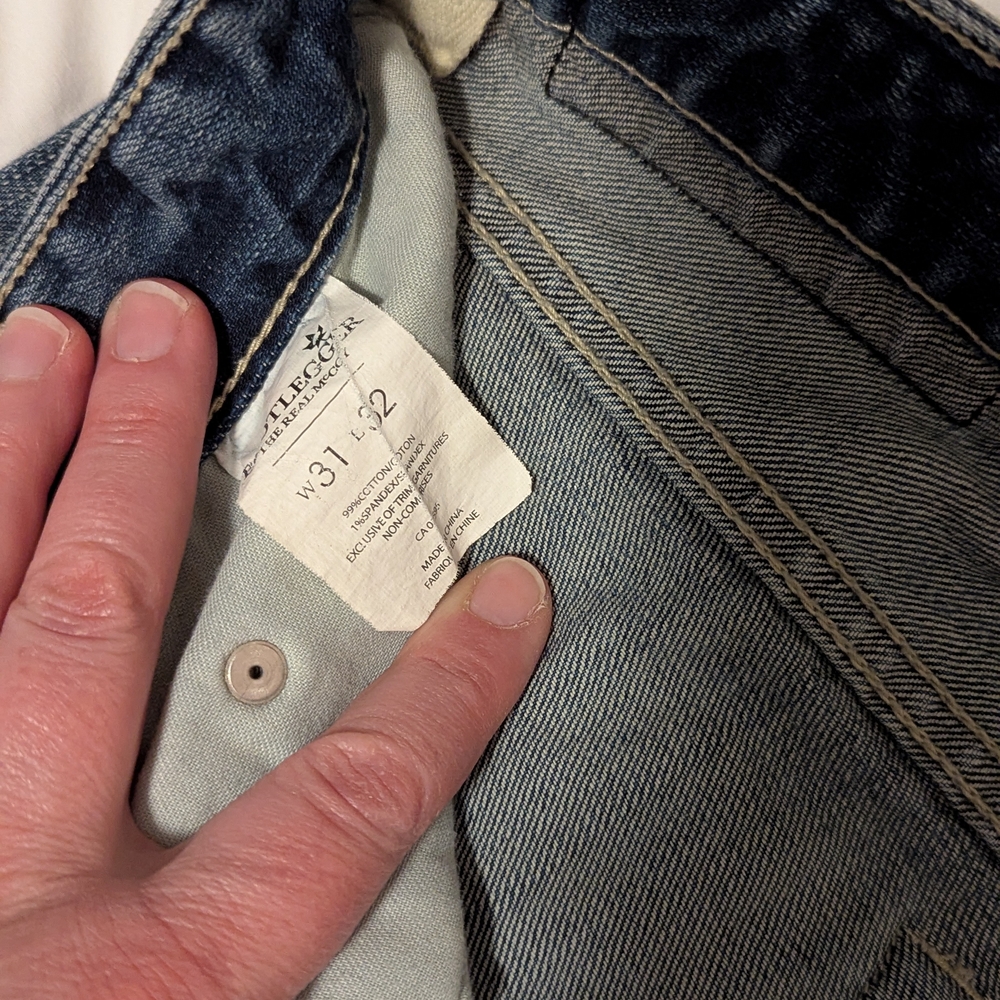 Classic Blue Straight-Leg Jeans with Vintage Fade - Picture 4 of 5